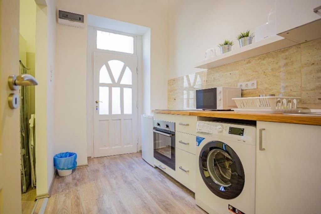 Cosy Flat In Akacfa Str., Aya Lägenhet Budapest Exteriör bild
